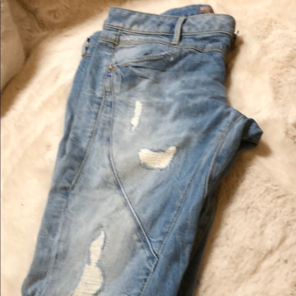 NWOT. Guess distressed jeans